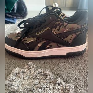 Boys Reebok Heelys size 1. Fantastic condition